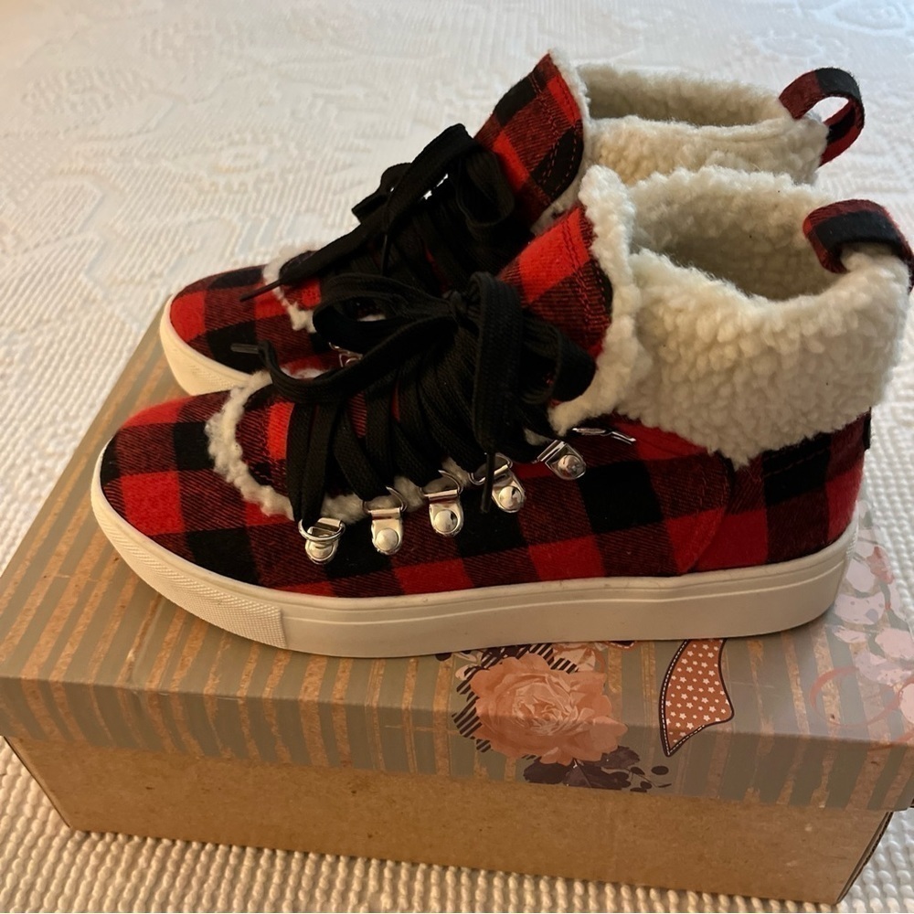 Very G Snuggly red and black plaid flannel boots with faux fur. Size 7. - Picture 2 of 11